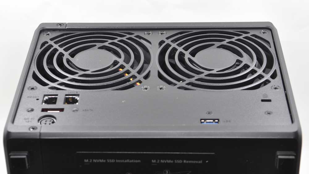 시놀로지 DS920+ NAS 외관 살펴보기