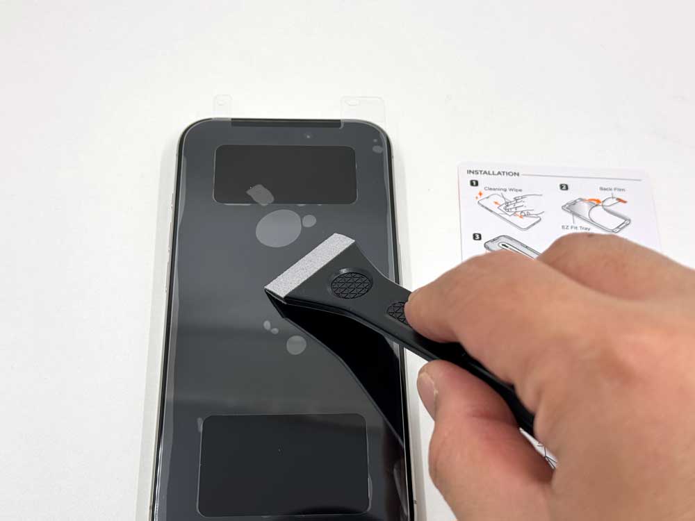 슈피겐 아이폰15프로 액정보호필름 기포 제거