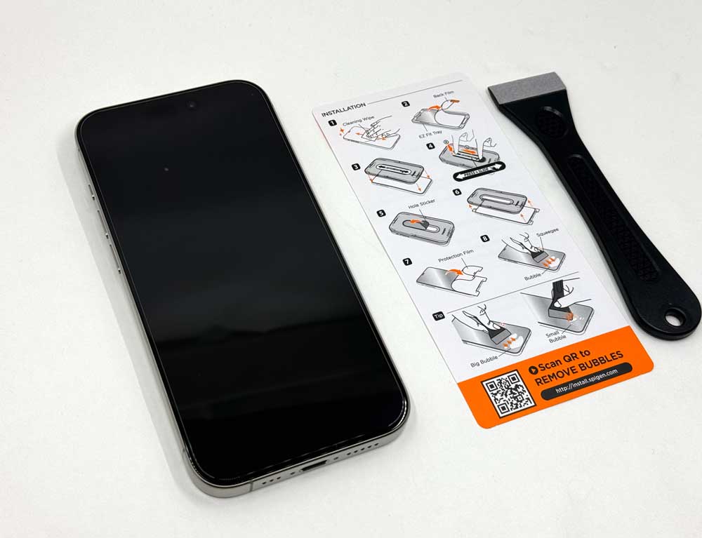 슈피겐-아이폰15프로-액정보호필름-부착-완료