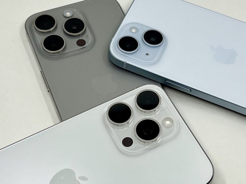 아이폰15프로 화이트와 내츄럴 티타늄 색상 비교