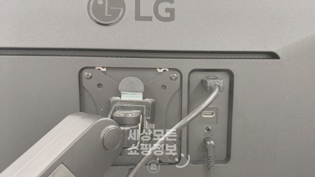 간편한 모니터암 거치가 가능한 LG 34인치 와이드 모니터